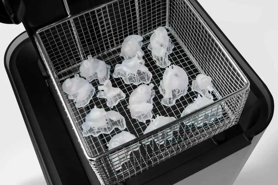 Formlabs 生產的部件正在 Form Wash 中清洗